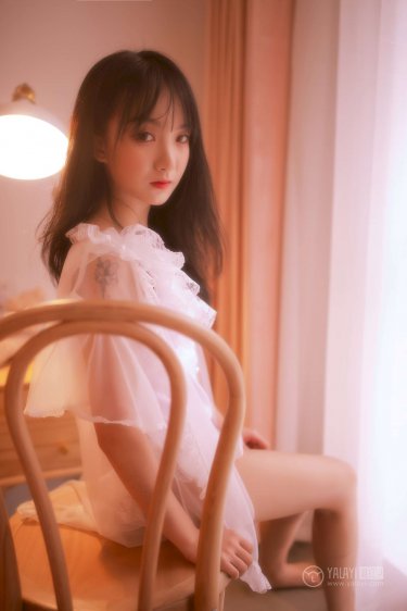 男生和女生一起打扑克牌的视频