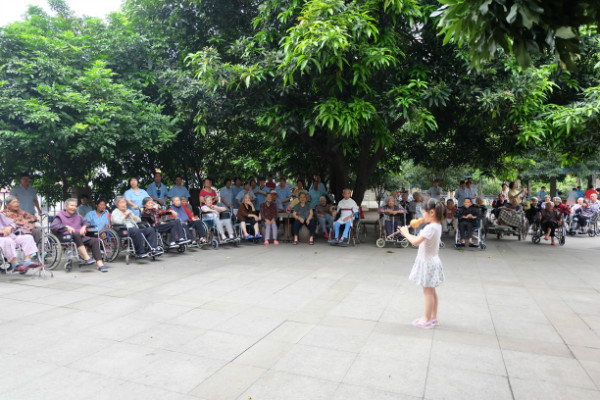 小小志愿者正在給長者表演節(jié)目